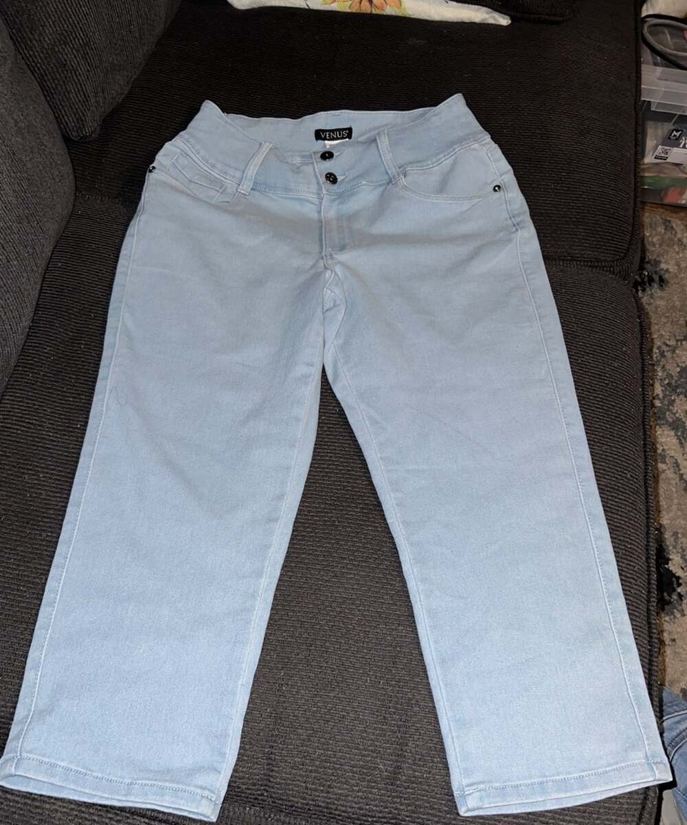 Venus Women Light Blue Jean Capri Size 10